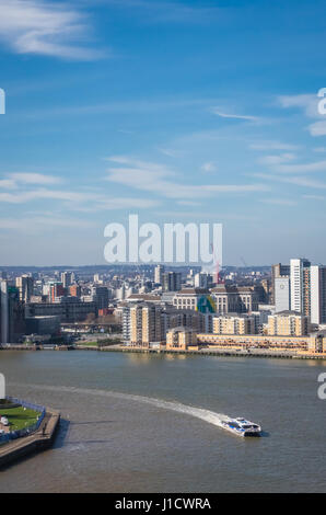 Londra, Inghilterra - 25 Marzo 2017 : traghetti passeggeri sul fiume Tamigi visto da sopra Londra, Regno Unito, Inghilterra Foto Stock