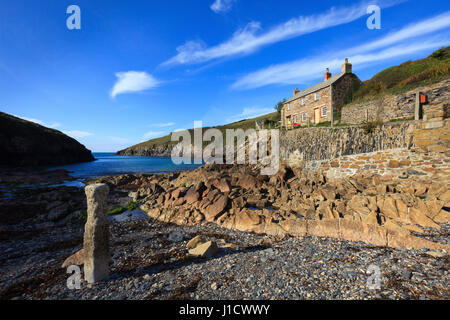 Port Quin vicino a Port Issac sulla costa nord della Cornovaglia Foto Stock