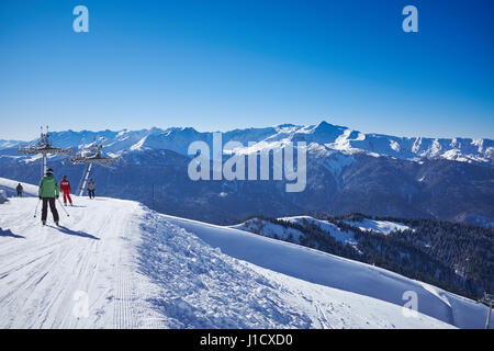 In inverno il panorama sulle montagne con piste da sci. Caucaso Foto Stock