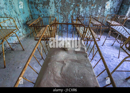 Culle per neonati in ospedale n. 126 di pripjat città fantasma, la centrale nucleare di Cernobyl la zona di alienazione intorno al reattore nucleare disastro, Ucraina Foto Stock