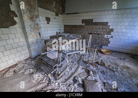 Sala operatoria in ospedale n. 126 di pripjat città fantasma, la centrale nucleare di Cernobyl la zona di alienazione in Ucraina Foto Stock