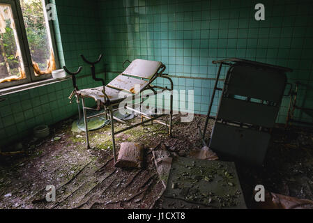 Sedia ginecologica in ospedale n. 126 di pripjat città fantasma, la centrale nucleare di Cernobyl la zona di alienazione in Ucraina Foto Stock