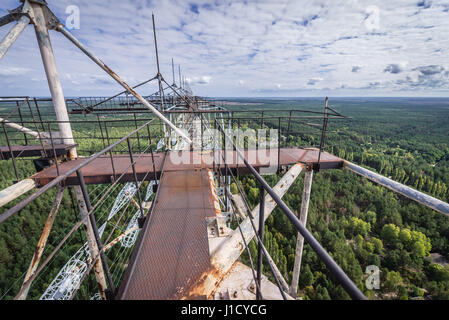 Sulla parte superiore della vecchia Unione Sovietica sistema radar chiamato Duga vicino a Cherobyl città nella centrale nucleare di Cernobyl la zona di alienazione in Ucraina Foto Stock