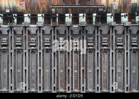 Questa batteria per forni a coke appartiene come monumento industriale al sito patrimonio dell'umanità dell'UNESCO Zollverein di Essen, Germania. Era in produzione fino al 1996 ed era il più grande impianto di coking a livello mondiale. Avete bisogno di 10,500 t di carbone per produrre i 8000 t di coke ogni giorno. Il gas del forno a coke è stato usato per riscaldare il forno stesso e per riscaldare la città di Essen. Altre parti del gas sono state utilizzate nell'industria chimica. L'impianto è iniziato negli anni 1957-1961 con 192 forni a coke. Più tardi il numero è aumentato a 304. Qui potete vedere i forni con un numero compreso tra 198 e 207. Foto Stock