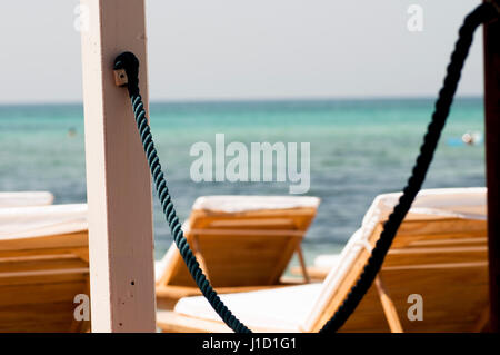 Sedie a sdraio sulla spiaggia vicino al mare Foto Stock