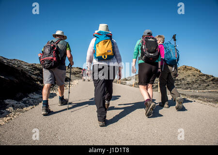 Walkers sul Cami de Cavalls in Menorca Foto Stock