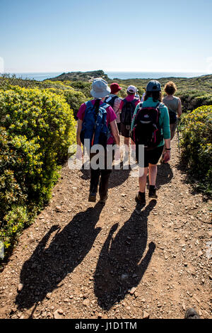 Walkers sul Cami de Cavalls in Menorca Foto Stock