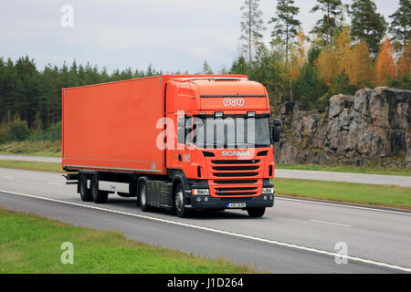 PAIMIO, Finlandia - 23 settembre 2016: Orange Scania R400 semi camion carico di TNT si muove lungo l'autostrada in un giorno nuvoloso di autunno nel sud della Finlandia. Foto Stock