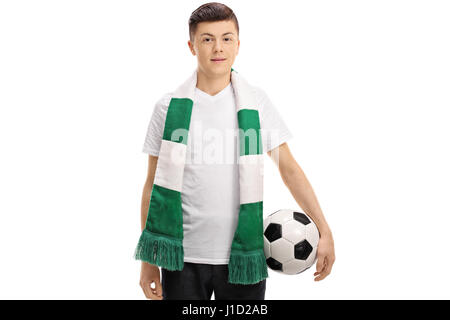 Teenage tifoso di calcio con una sciarpa e un isolato di calcio su sfondo bianco Foto Stock