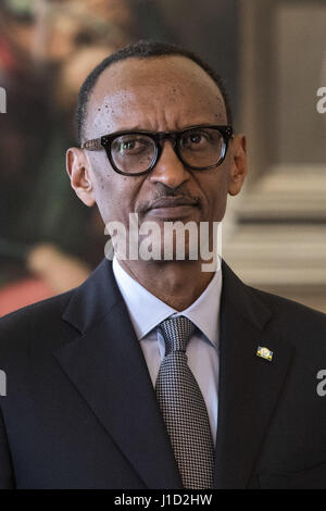 Papa Francesco incontra il Presidente del Rwanda, Paul Kagame e sua moglie Jeannette Kagame durante una visita privata in Vaticano a Roma, Italia. Dotato di: Paul Kagame dove: Città del Vaticano, vaticano santa sede quando: 20 Mar 2017 Credit: IPA/WENN.com * * disponibile solo per la pubblicazione in UK, USA, Germania, Austria, Svizzera** Foto Stock