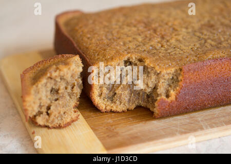 Torte fatte in casa sul piatto di legno Foto Stock