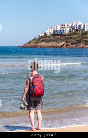 Walkers sulla spiaggia a Platges de Fornells in Menorca Foto Stock