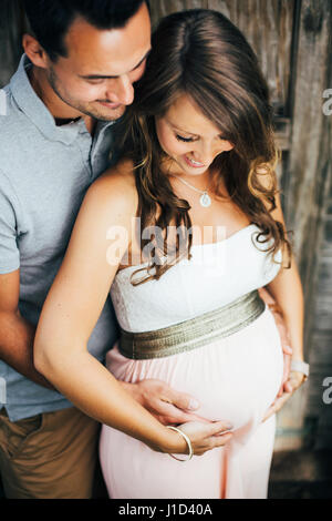 Presto--essere-genitori mostrano il loro amore Foto Stock