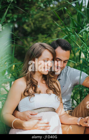 Presto--essere-genitori mostrano il loro amore Foto Stock