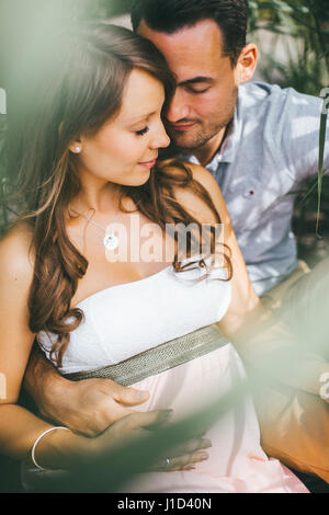 Presto--essere-genitori mostrano il loro amore Foto Stock