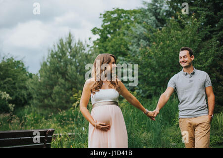 Presto--essere-genitori mostrano il loro amore Foto Stock