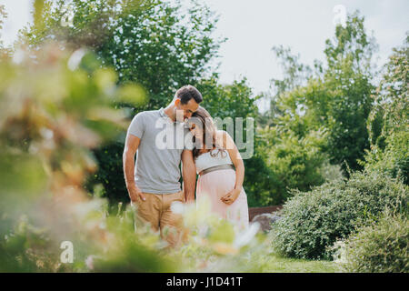 Presto--essere-genitori mostrano il loro amore Foto Stock