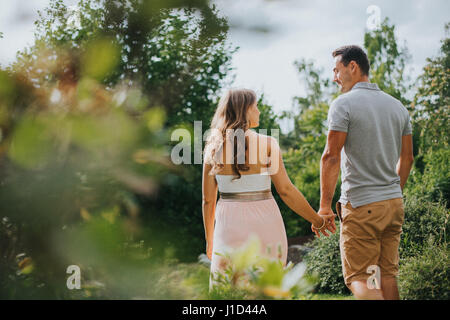 Presto--essere-genitori mostrano il loro amore Foto Stock