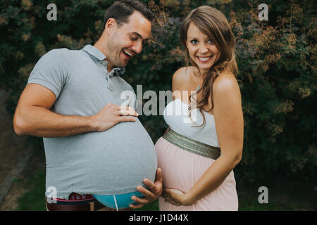 Presto--essere-genitori mostrano il loro amore Foto Stock