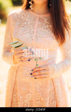 Olive Branch in gara mani femminili Foto Stock