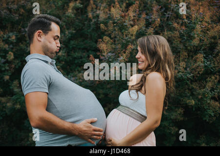 Presto--essere-genitori mostrano il loro amore Foto Stock