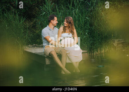 Presto--essere-genitori mostrano il loro amore Foto Stock