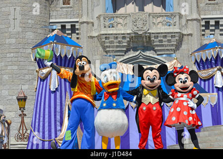 I personaggi Disney, Mickey Minnie Pippo Donald Duck, il Castello di Cenerentola al Magic Kingdom, Disney World Resort di Orlando, Florida Foto Stock