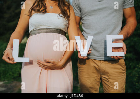 Presto--essere-genitori mostrano il loro amore Foto Stock