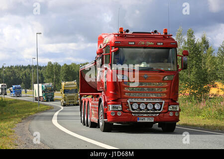 LEMPAALA, Finlandia - 11 agosto 2016: intercambiabili Scania R560 carrello 2014 lo stallone di T. Gahnes Akeri Ab prende parte al convoglio di camion che per Foto Stock