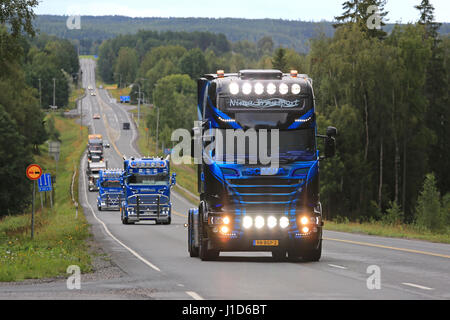 IKAALINEN, Finlandia - 11 agosto 2016 : Scania 6x2 2016 di Nima Trasporti, Holland prende parte alla ca. 420 km lungo convoglio di camion che dai porti di Hôtels Foto Stock