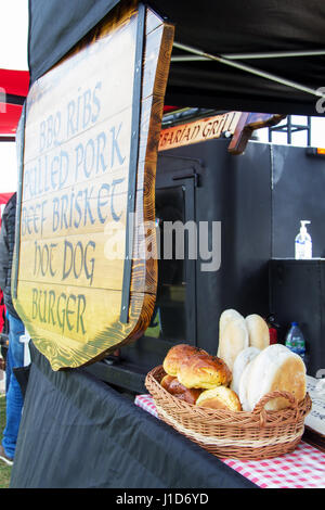 Rotoli di pane su un burger stand al mercato Foto Stock