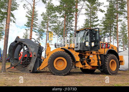 JAMSA, Finlandia - 2 Settembre 2016: CAT 972M XE caricatore su ruote con aggrappatore per l'industria forestale sul display i macchinari pesanti FinnMETKO espositivo Foto Stock