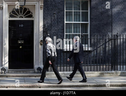 Il primo ministro Theresa Maggio saluta il presidente del Parlamento europeo Antonio Tajani al 10 di Downing Street a Londra. Foto Stock