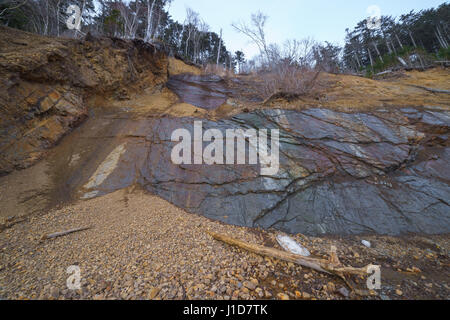 La parete di roccia, nelle cupe molla, isola di Sakhalin, Russia. Foto Stock