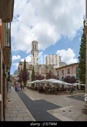 Vista verso la chiesa di Sant Pere e Teatro Dali e Museo lungo Sant Pere Street a Figueres, Catalogna, Spagna. Foto Stock