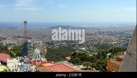 Angolo alto vista panoramica di Barcellona verso il mare dal mezzo punto di vista sul Tempio del Sacro Cuore di Gesù (Expiatori del Sagrat Cor ) sulla cima di monte Foto Stock