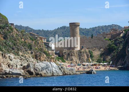 Vista dal mare verso l antica fortezza "Vila Vella enceinte" con Es Codolar tower e piccola spiaggia sotto di esso in Tossa de Mar, Costa Brava, Cataloni Foto Stock