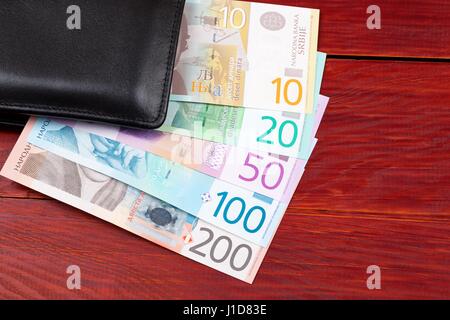 Denaro serbo nel portafoglio nero Foto Stock