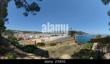 Vista panoramica ad alto angolo di visione verso la città e le spiagge con holidayer che dall'interno della fortezza Vila Vella Enceinte in Tossa de Mar, Costa Brava, Catal Foto Stock