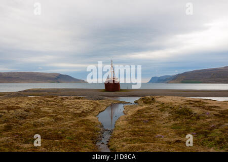 Nave,relitto sulla spiaggia di Petreksfjoerdur, Nord-Ovest Islanda, Nord Europa Foto Stock