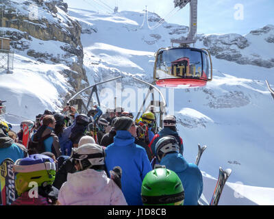 Engelberg, Svizzera - 2 March 2017: gli sciatori in attesa di ottenere sulla funivia per il Monte Titlis su Engelberg sulle alpi svizzere Foto Stock