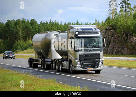 PAIMIO, Finlandia - 31 luglio 2016: Grigio Volvo FH16 trasporto alla rinfusa il carrello si muove lungo la superstrada umido in estate nel sud della Finlandia. Foto Stock