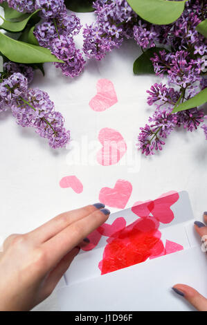 Ragazza apertura lettera piena di cuori rossi Foto Stock