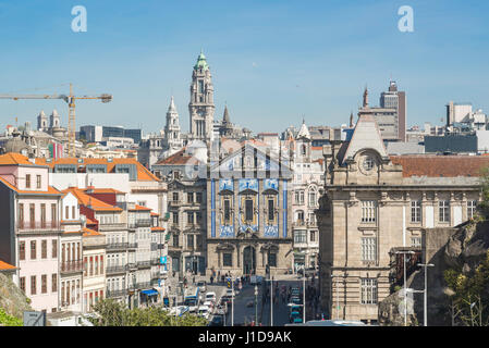 Porto Portogallo, vista del centro storico di Porto con l'esterno blu azulejo della chiesa di Igreja de Sao Ildefonso situato nel centro. Foto Stock