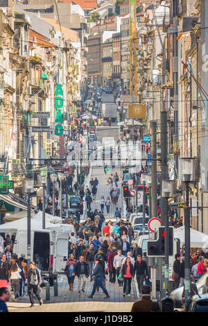 Porto Portugal, vista sulla Rua de Santa Catarina, una trafficata via dello shopping nel centro di Porto (Oporto), Portogallo. Foto Stock