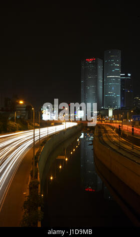 Israele, Tel Aviv, una lunga esposizione Night Shot di Ayalon highway Azrieli alta sorge sulla destra Foto Stock