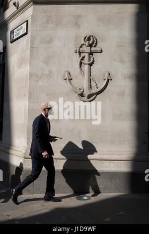 I passanti al di sotto di un ancoraggio intagliato in Square Mile, il 6 aprile 2017, nella città di Londra, Inghilterra. Foto Stock