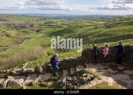 Walkers vicino Malham Cove nel Yorkshire Dales National Park, il 12 aprile 2017, in Malham, Yorkshire, Inghilterra. Foto Stock