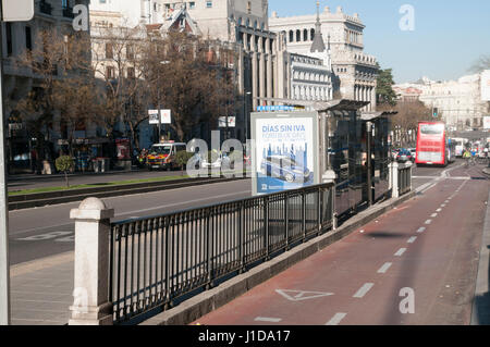 Pista ciclabile e infrastruttura di biciclette. Fotografato a Madrid, Spagna Foto Stock