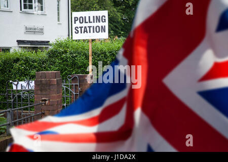Stazione di polling segno e Union Jack Flag - Regno Unito si prepara per le elezioni Foto Stock